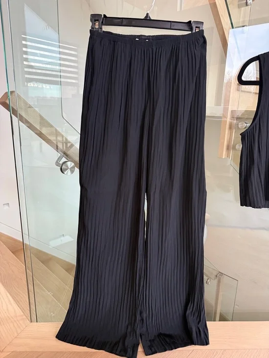 Babaton Black Pleated Wide-Leg Pants with Matching Sleeveless Crop Top - Picture 6 of 6